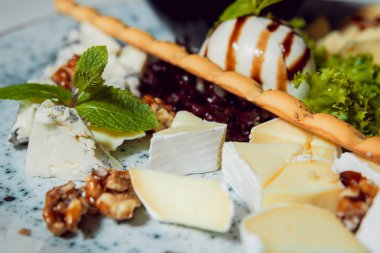 peynir çeşitli eklemelerle tabağa dilimlenmiş