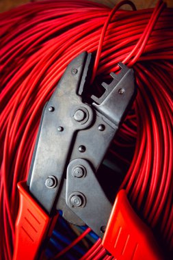 Elektrik donatımı. Elektrik kablo ve crimper.