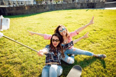 İki genç kız selfie bir kaykay ile yapıyor