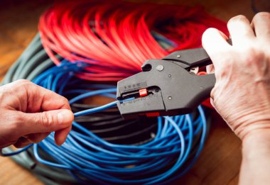 Elektrik donatımı. Elektrik kablo ve crimper.