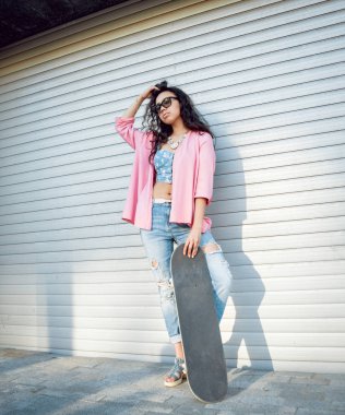 Gündelik kıyafeti açık havada kaykay ile poz Orta Doğu görünümü ile güzel kız