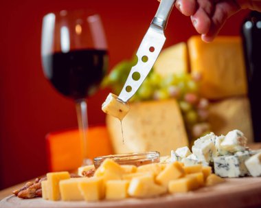 Karanlık bir tablo peynir parçası bıçakla.