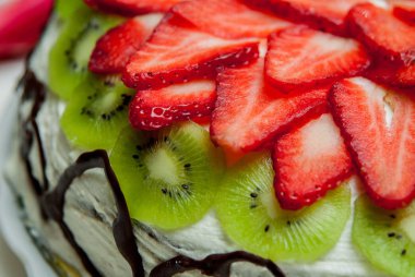 sünger kek çilek ve kivi