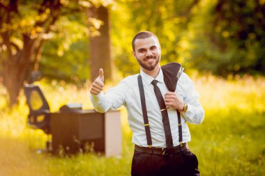 Genç buisnessman Park'ta çalışma sakallı. Uzak iş kavramı.