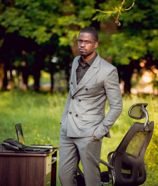 Afrika buisnessman Park'ta çalışma. Uzak iş kavramı.