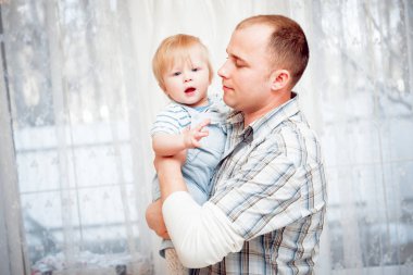 küçük oğlu ile oynama baba