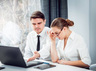 Ofis strateji tartışmaya işadamı ile kadın Danışmanı