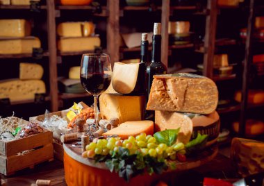 Peynir ve şarap karanlık bir tablo.