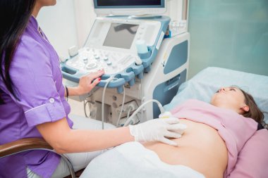 Doktor ve hasta. Ultrason cihazları. Teşhisler. Sonografi.
