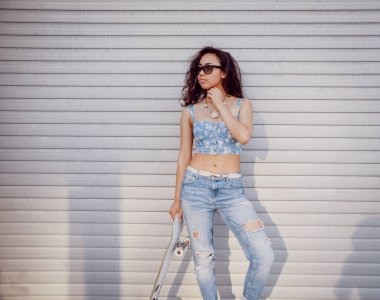 Genç karışık yarış kız açık havada kaykay ile poz