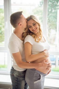 Genç hamile kadın ve kocası. Bebek için bekliyor