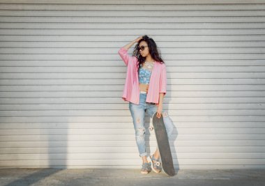 Genç karışık yarış kız açık havada kaykay ile poz