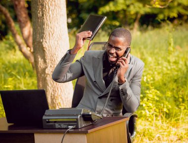 Afrika buisnessman Park'ta çalışma. Uzak iş kavramı.
