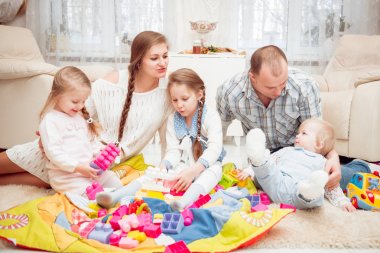 Neşeli genç aile evde eğlenmek