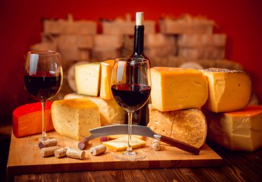 Tahta bir masada peynir ve şarap.
