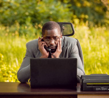 Afrika buisnessman Park'ta çalışma. Uzak iş kavramı.