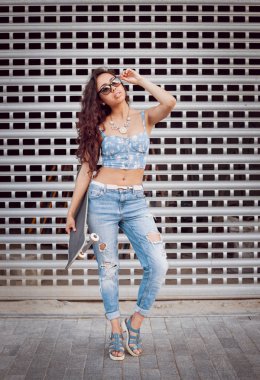 Gündelik kıyafeti açık havada kaykay ile poz Orta Doğu görünümü ile güzel kız