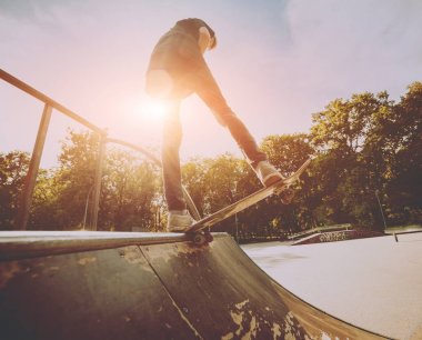 Skate park yapan genç kaykaycı.