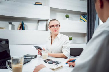 Ofis strateji tartışmaya işadamı ile kadın Danışmanı