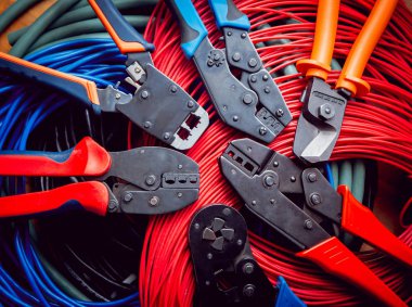 Elektrik donatımı. Elektrik kablo ve crimper.