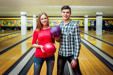 Güzel kız ve delikanlı bovling topu ile