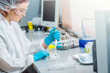 Laboratuvar çalışmalarında güler Medic personeli.