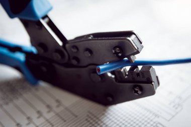 Elektrik donatımı. Elektrik kablo ve crimper.