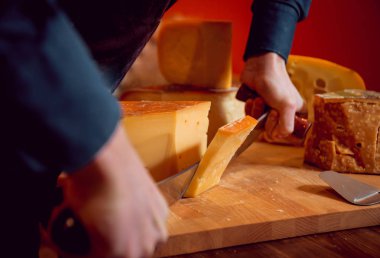 Bıçak peynir ile dükkanda dilimler halinde kesilmiş