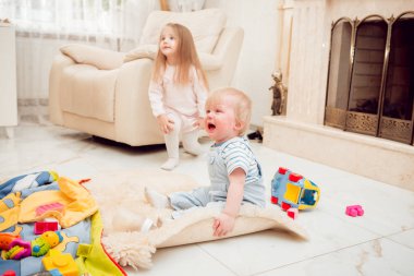 Acayip aile evde. Ağlayan Bebek.