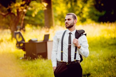 Genç buisnessman Park'ta çalışma sakallı. Uzak iş kavramı.