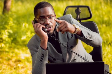 Afrika buisnessman Park'ta çalışma. Uzak iş kavramı.