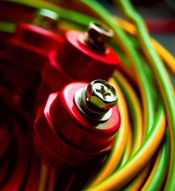 Elektrik donatımın kapatın. Çok renkli kablolar.