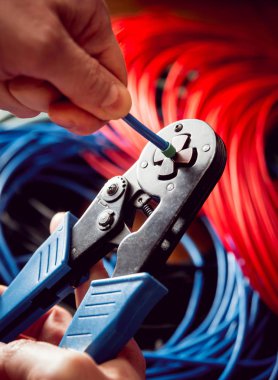 Elektrik donatımı. Elektrik kablo ve crimper.