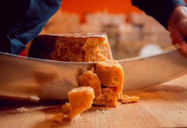 Bıçak peynir ile dükkanda dilimler halinde kesilmiş