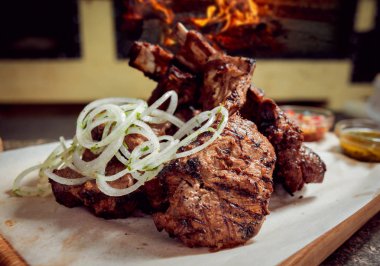 Soğan ile ızgara kaburga