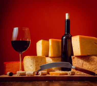 Güzel natürmort, peynir ve şarap ile