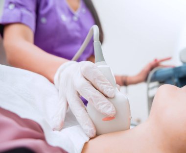 Doktor ve hasta. Ultrason cihazları. Teşhisler. Sonografi.