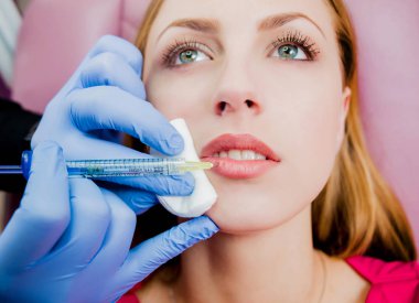 Güzel sarışın beyaz kız almak enjeksiyon estetik tıp kliniğinde.