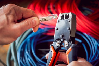 Elektrik donatımı. Elektrik kablo ve crimper.