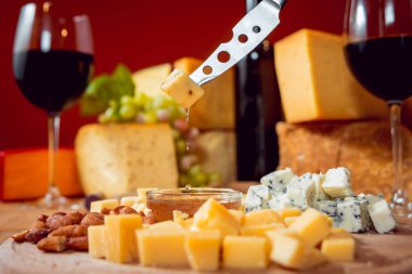 Güzel ve zengin kompozisyon çeşitli peynir ve şarap ile fındık ve üzüm ile