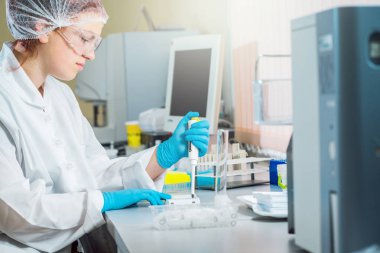 Laboratuvar çalışmalarında güler Medic personeli.