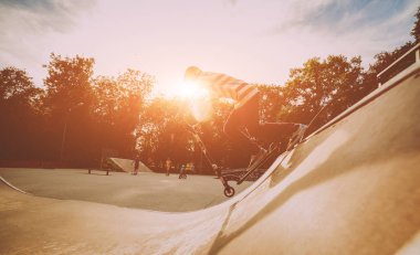 Çocuk bir tekme skate park sürme