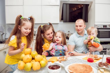 Neşeli genç aile evde eğlenmek