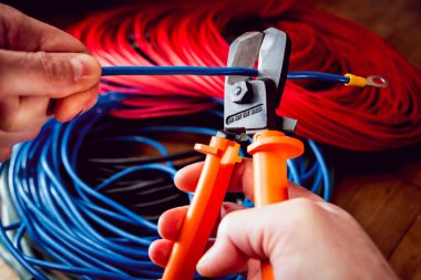 Elektrik donatımı. Elektrik kablo ve crimper.