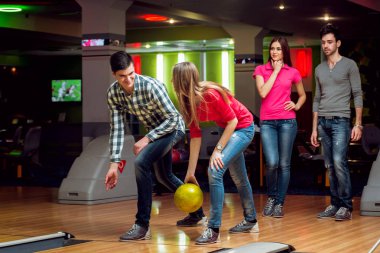 Neşeli beyaz arkadaş bowling kulübünde eğleniyor