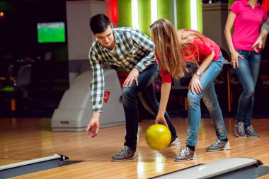 Neşeli beyaz arkadaş bowling kulübünde eğleniyor