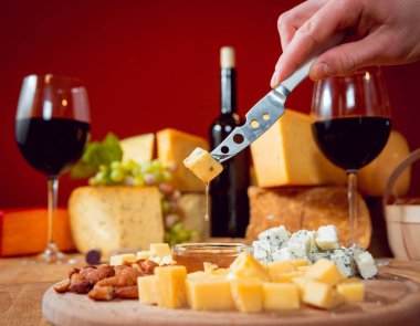 Güzel ve zengin kompozisyon çeşitli peynir ve şarap ile fındık ve üzüm ile