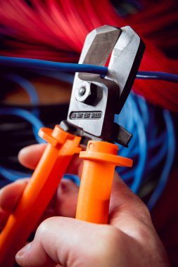 Elektrik donatımı. Elektrik kablo ve crimper.