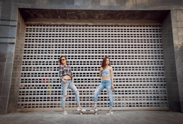 Two Young Girls Skateboard Posig City Having Fun — Stock Photo, Image