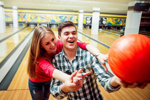 Güzel kız ve delikanlı bovling topu ile
